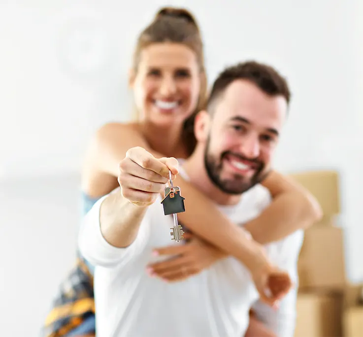 casal-adulto-feliz-se-mudando-ou-mudando-para-uma-nova-casa